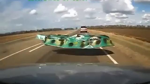Лодка вылетела на встречку! смотреть онлайн