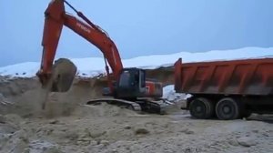 Хитачи 330. Полный цикл работы. Копка и погрузка грунта