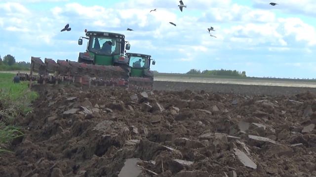Весенняя оранка 2022: Командная работа механизаторов на тракторах John Deere 8310R смотреть онлайн
