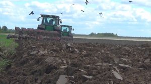 Весенняя оранка 2022: Командная работа механизаторов на тракторах John Deere 8310R