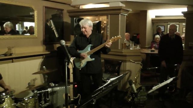 Mark Griffiths Plays The Shadows - Atlantis - Apache смотреть онлайн