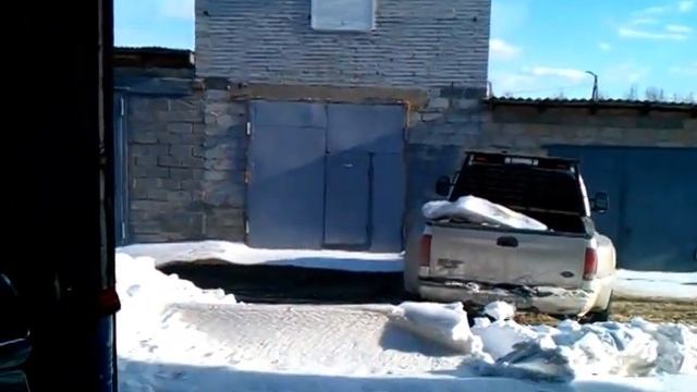 F350 7.3 заезжает через снежный бруствер в гараж смотреть онлайн