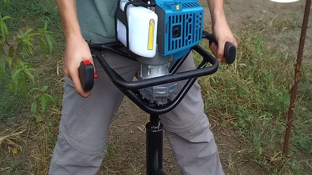 Мотобур бензиновый Sadko AG-52N в работе