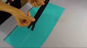 Пришиваем молнию к юбке со шлицей и поясом.