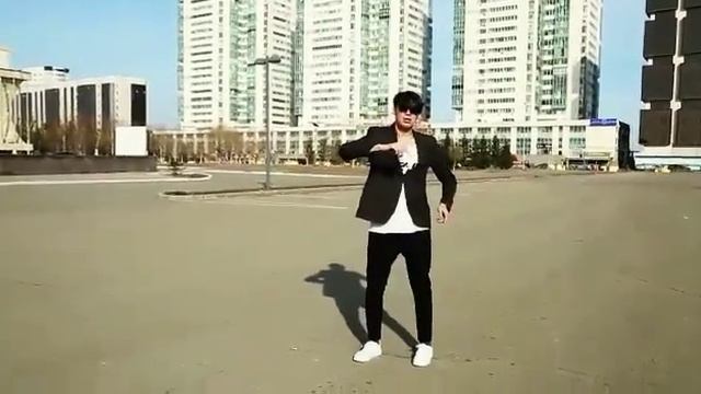 Парень отжигает на парковке!!! смотреть онлайн