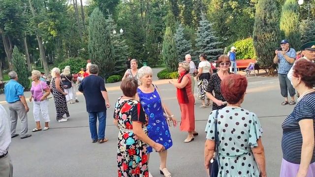 Вспомнишь как я тебя люблю Танцы в парке Горького Харьков Август 2021 смотреть онлайн