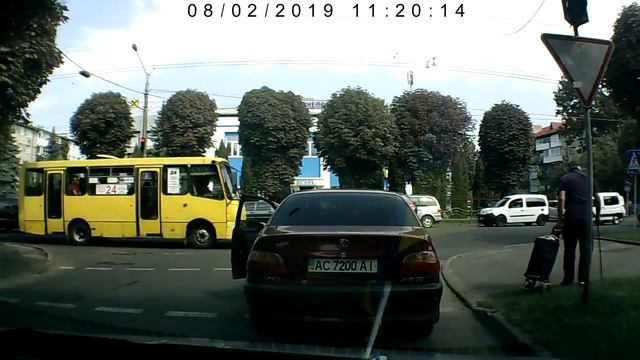 Как правильно осуществлять посадку-высадку пассажиров на пешеходном переходе на светофоре в Луцке? смотреть онлайн