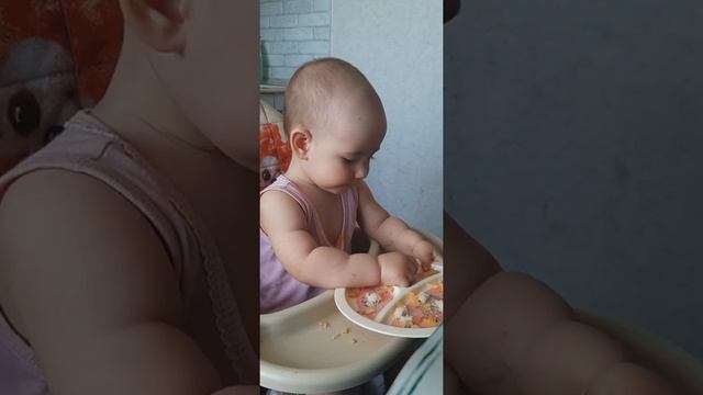 Учимся есть самостоятельно. Кушаем сами кабачок, картошку, мясо ,хлеб. Ребёнку годик смотреть онлайн