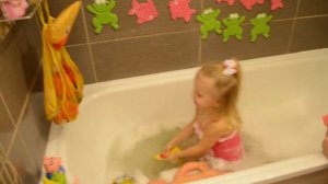 Ксюша купает куклу Baby Born (Бэби Бон), играет с миньоном, клеит мини-коврики Valiant на присосках