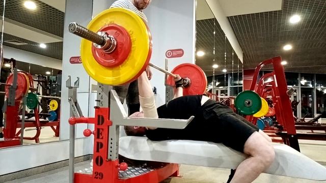 Жим лёжа с паузой на груди 115 на 4 смотреть онлайн