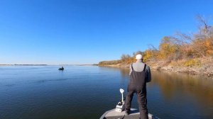 Ловим дикого САЗАНА поздней ОСЕНЬЮ с лодки!!!