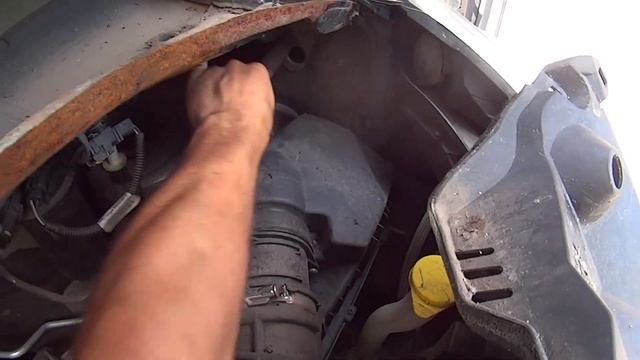 Чистка подкапотных дренажных отверстий Renault Master 3. смотреть онлайн