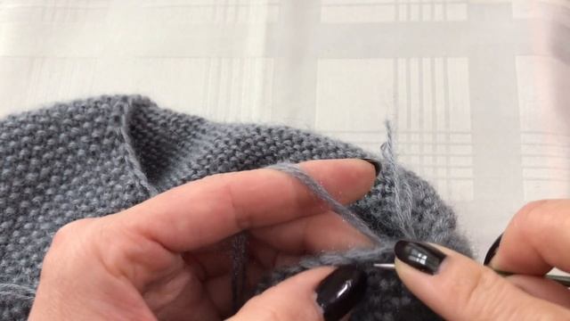 Вяжем безрукавку на девочку. Часть третья. Спинка и обработка. Детская жилетка с узором и бусинкам смотреть онлайн