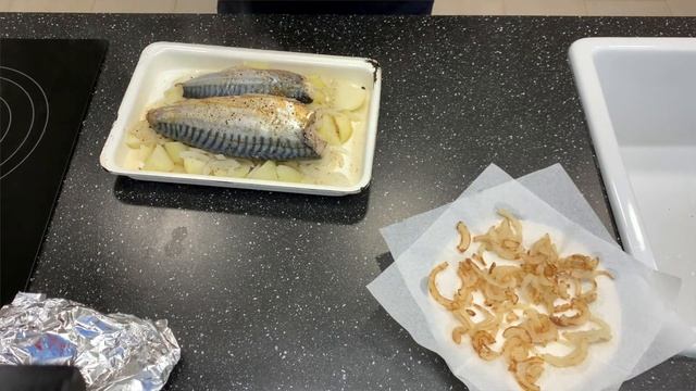 Скумбрия запеченная в духовке, с картошкой и хрустящим луком! смотреть онлайн