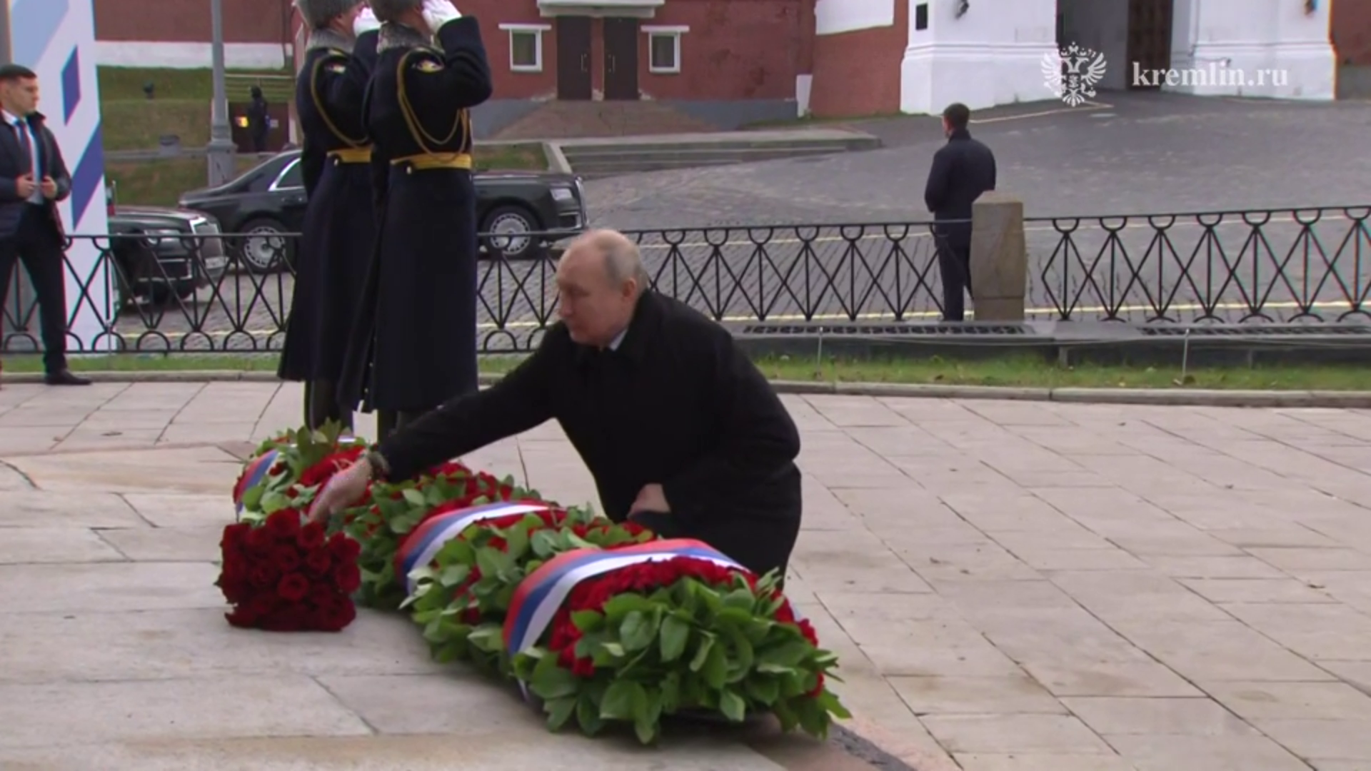 Владимир Путин на церемонии возложения цветов к памятнику Минину и Пожарскому [ 2023 ] смотреть онлайн