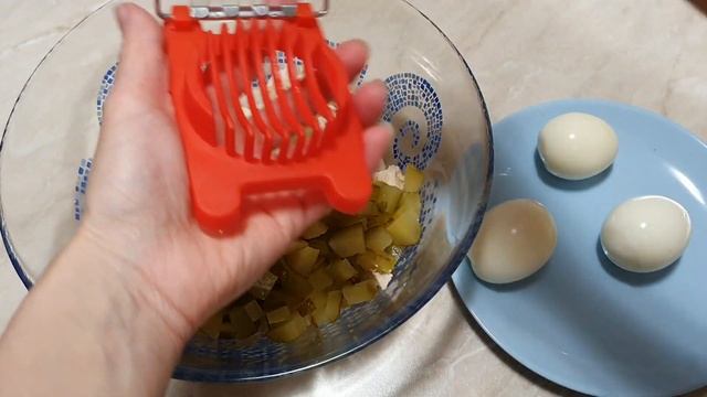 Салат с курицей и солеными огурцами \ Сытный и вкусный салат! смотреть онлайн