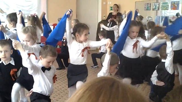 Танец "Синий платочек" воспитанники дс#99 г.Дзержинка Нижегор.обл. смотреть онлайн
