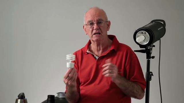 Flash strobe or continuous lighting for studio work смотреть онлайн