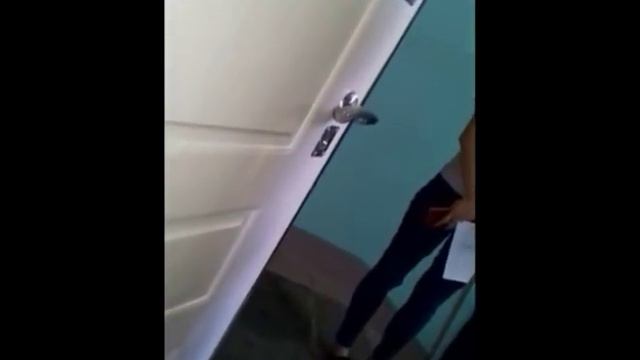 Коллекторы пришли выбивать долг смотреть онлайн