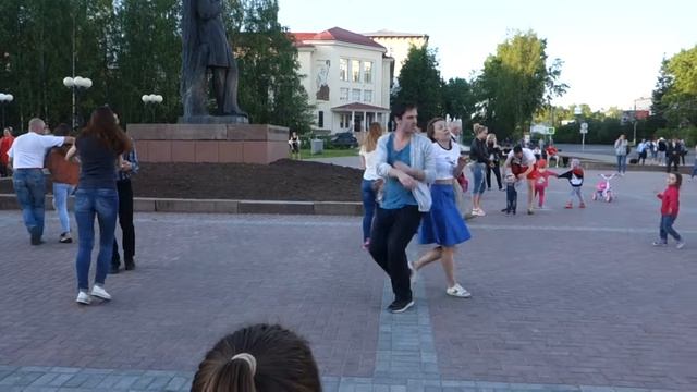 Танцы на Театральной площади г. Сыктывкара 17.06.2018 - 11 смотреть онлайн