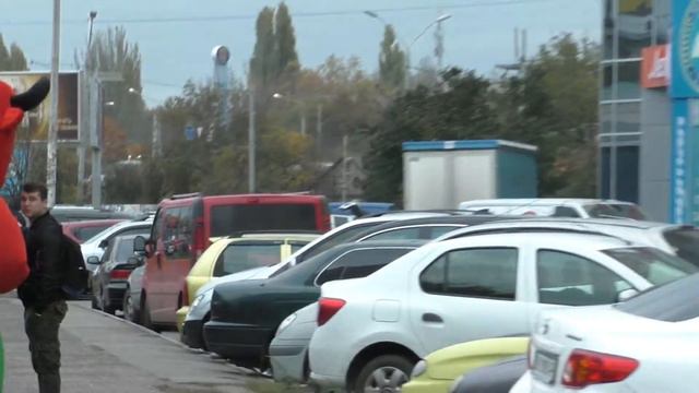 Along the street I walked ... Big Godzilla - Crocodile !!! ))) смотреть онлайн