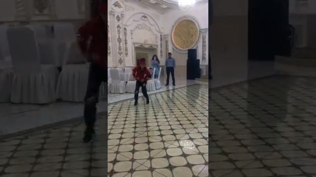Рома танцует брейк данс на свадьбе смотреть онлайн
