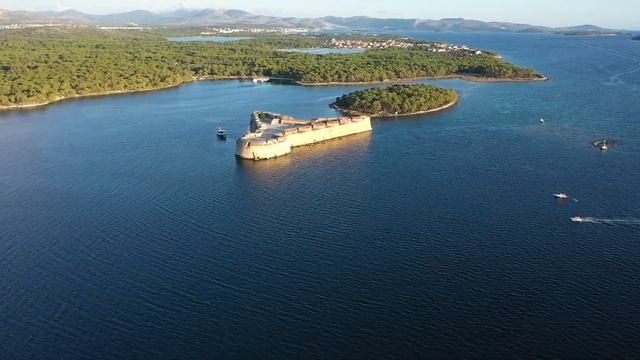 Муж поднялся по карьерной лестнице и решил бросить жену-простушку с сыном, уйдя к молодухе, но... смотреть онлайн