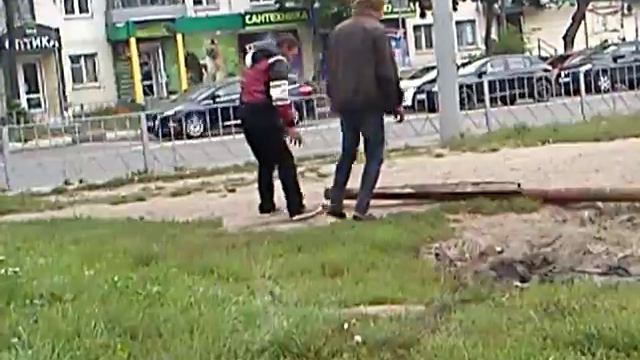 Мужики взяли металлическую трубу и пошли по дороге — город Орёл смотреть онлайн