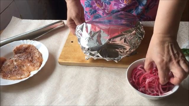 Теплый салат и курица на сковороде гриль. смотреть онлайн