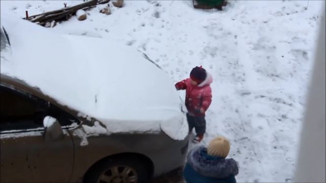 ребёнок помогает чистить машину от снега смотреть онлайн