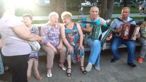 210614 песня Старею но я не жалею парк гармошка горпарк жители орловчане гармонь гармоник город Орёл