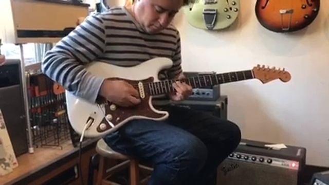 1961 Fender Stratocaster-White Refin смотреть онлайн
