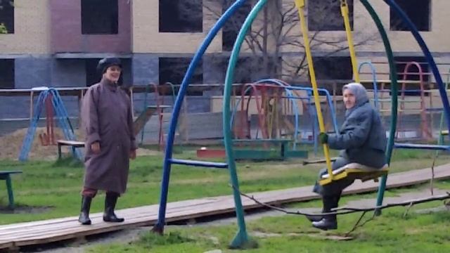 92летняя Бабушка качается на качели смотреть онлайн