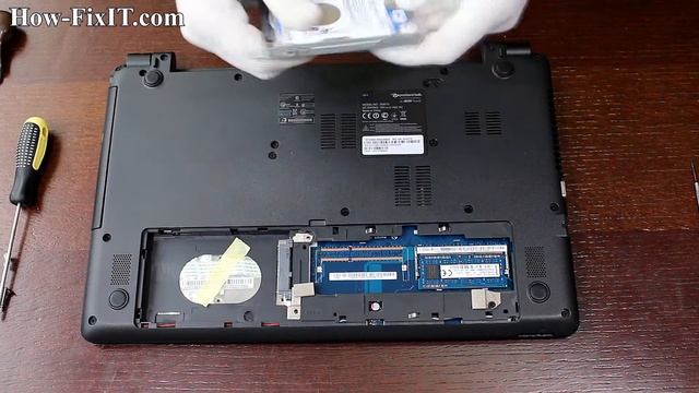 How to upgrade RAM and SSD / Hard Drive in Packard Bell Z5WT3 смотреть онлайн