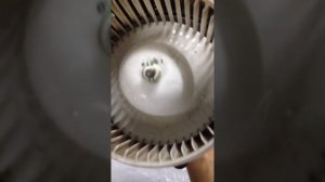 Чистка и смазка двигателя вентилятора отопителя салона