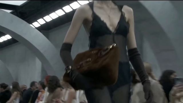 Fendi Мода в Милане Осень 2022 Зима 2023 / Одежда, сумки и аксессуары смотреть онлайн