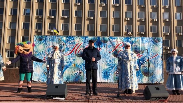У городской елки Измаила детворе устроили настоящий праздник смотреть онлайн