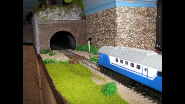 Дачный макет железной дороги. Замкнул первый круг рельс.