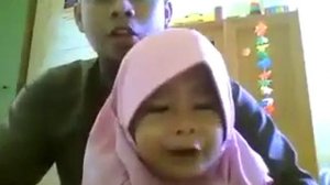 Маленькая девочка красиво читает Коран