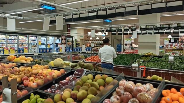 В одном из магазинов Маската,цены на фрукты.