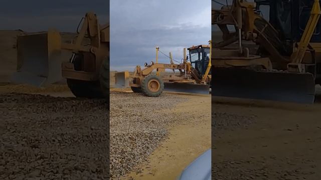 ПК 81 ведутся работы по устройству нижнего слоя основания из фракционного щебня 20 40мм смотреть онлайн