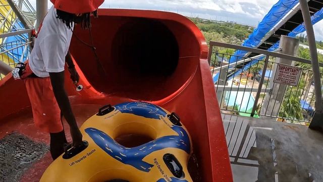 Big Red Bowl Water Slide at Rapids Waterpark смотреть онлайн