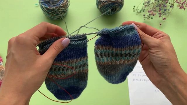 Вяжем два носка одновременно от мыска. Подробный мк смотреть онлайн