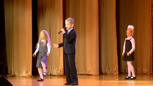 Бал отличников. На сцене ДК «Родина» чествовали лучших выпускников начальных классов. смотреть онлайн