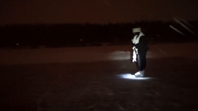 Ночной каток на озере под снегом смотреть онлайн