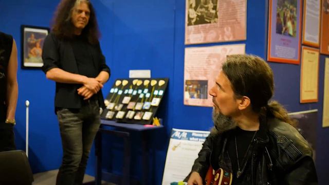Bumblefoot Shows The Beatles "A Hard Days Night" Intro Chords смотреть онлайн