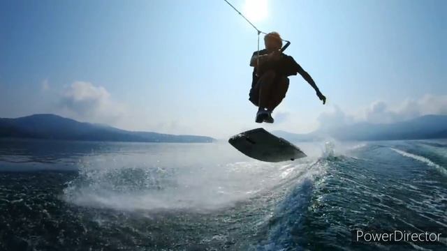 На доске за катером по воде в Японии (Wakebording) смотреть онлайн