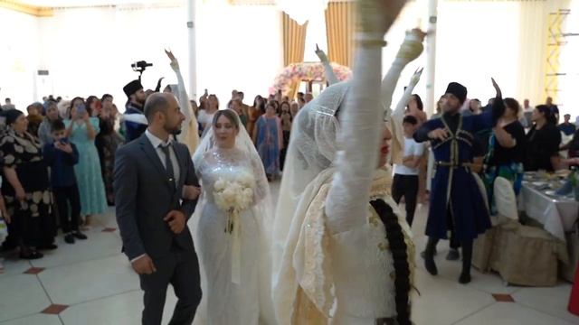 СЕЛО УРАХИ СВАДЬБА !!! ЖЕНИХ И НЕВЕСТА В ХОДЯТ ВЗАЛ смотреть онлайн