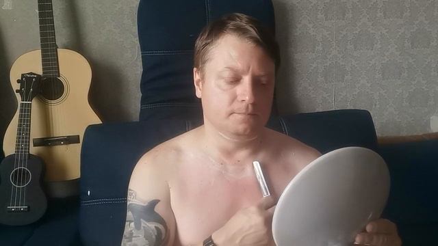 Удаление растительности на теле опасной бритвой.