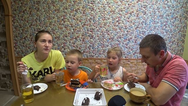 СЕМЕЙНЫЙ МУКБАНГ ПИРОЖНЫЕ | FAMILY MUKBANG CAKES #cakes #mukbang #пирожные #мукбанг #StepFamily